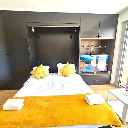 Bright Retreat With Outdoor Terrace&garage Apartment