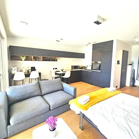 아파트 Bright Retreat With Outdoor Terrace&garage