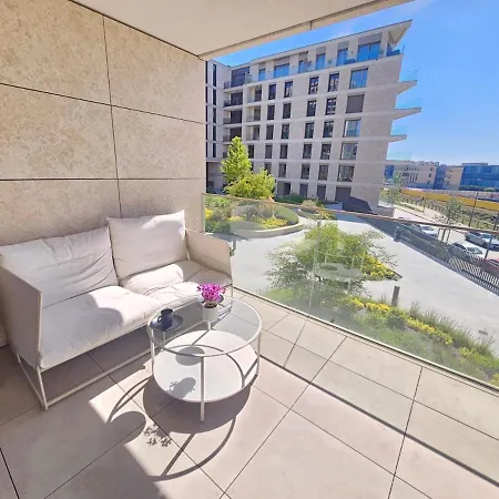 Bright Retreat With Outdoor Terrace&garage 아파트 *