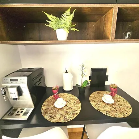 Bright Retreat With Outdoor Terrace&garage 아파트 *