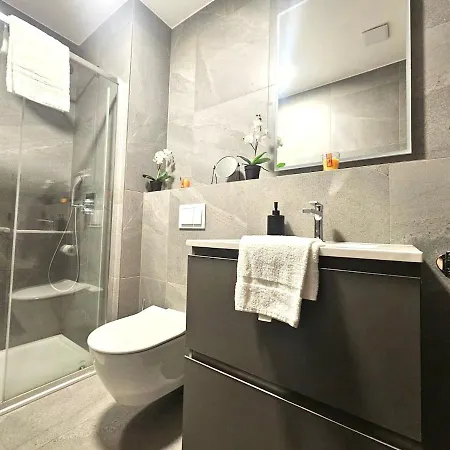 Bright Retreat With Outdoor Terrace&garage Apartment *