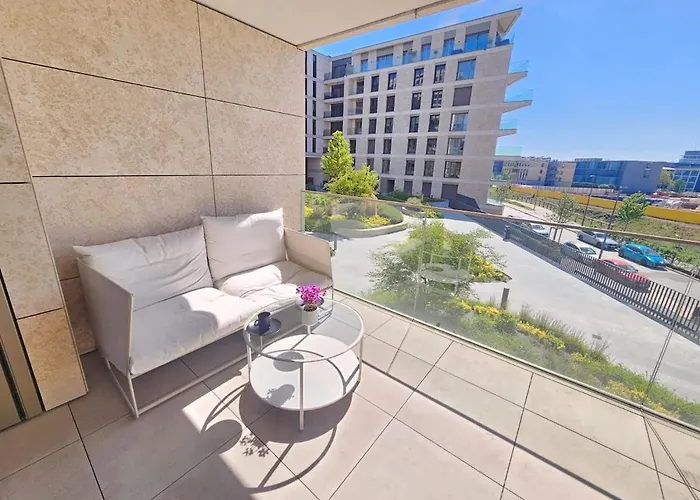 Bright Retreat With Outdoor Terrace&garage 아파트 *