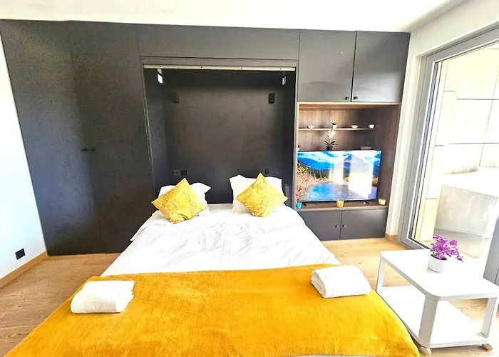 Bright Retreat With Outdoor Terrace&garage 아파트