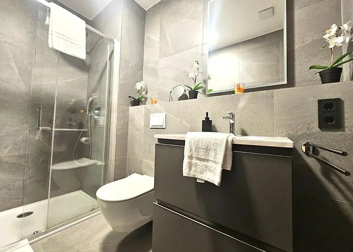 Bright Retreat With Outdoor Terrace&garage 아파트 *